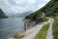 Am Stausee Santa Maria entlang